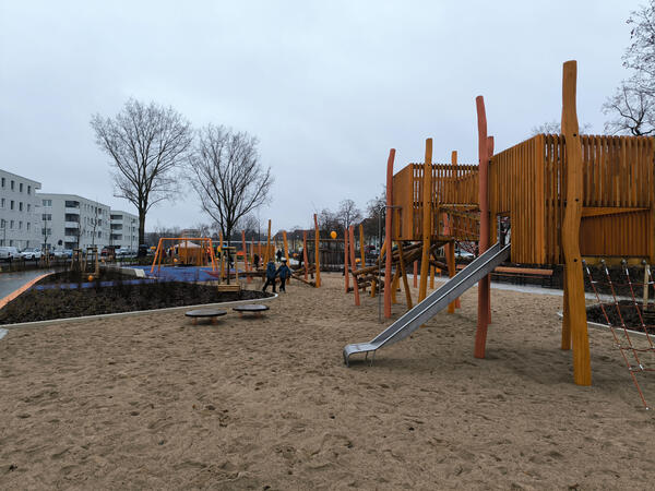 In der Wei�en Stadt wurden der "Lange Park" und die Emil-B�ge-Stra�e eingeweiht