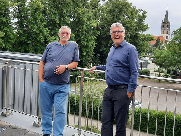 Siegbert Neubauer (links) ist Schiedsperson f�r der Stadt Oranienburg, hier im Austausch mit dem B�rgermeister.