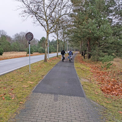 Der Radweg entlang der Carl-Gustav-Hempel-Stra&szlig;e ist erneuert worden.