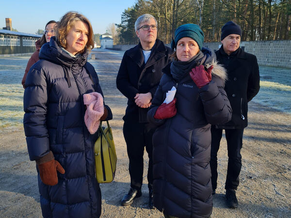 Die niederl�ndische Botschafterin (vorn links) besuchte die Gedenkst�tte Sachsenhausen.