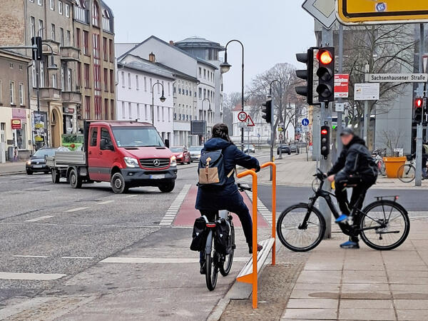 Fahrradb�gel sorgen f�r eine bequemere Wartezeit an der Ampel