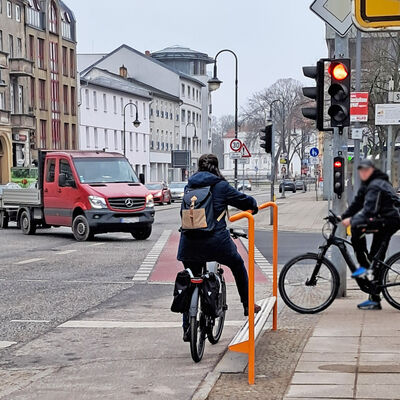 Fahrradb&uuml;gel sorgen f&uuml;r eine bequemere Wartezeit an der Ampel
