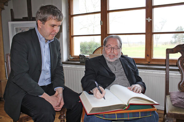 Prof. Dr. Wieland F�rster tr�gt sich aus Anlass seines 90. Geburtstages am 12.02.2020 ins Goldene Buch der Stadt Oranienburg ein.