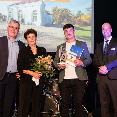 In der Kategorie Verein ging der Ehrenpreis 2024 an den Judo-Club &raquo;Samura&laquo;: In der Mitte die einstige, erste Vorsitzende Gertrud Sasse und der aktuelle Vorsitzende Christian Lambeck.