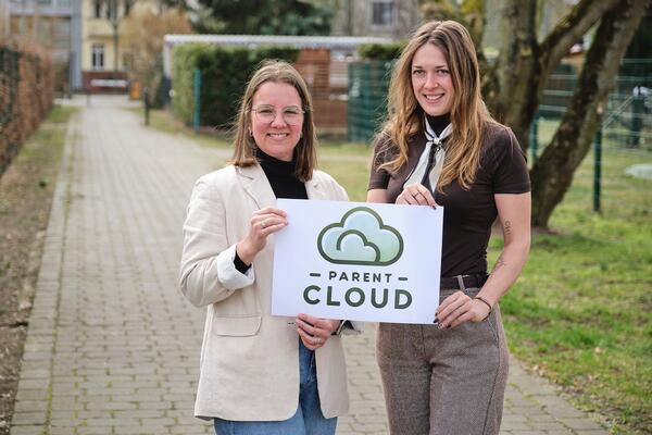 Janice Albrecht (li.) von der Oranienburger Stadtverwaltung und Veronika Funk, Expertin f�r Suchtpr�vention, die den Stammtisch �ParentCloud� leitet.