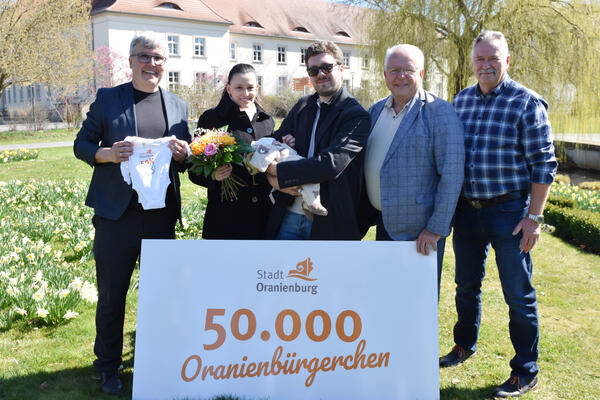 Leonard Dreher ist der 50.000 Einwohner der Stadt Oranienburg und wurde im Schlosspark herzlich begr��t.