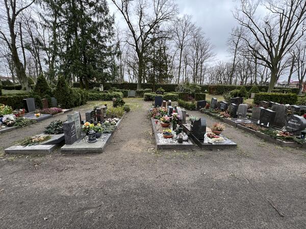 Bitte Grabsteine kontrollieren! Am 5. Mai �berpr�ft die Friedhofsverwaltung alle Grabsteine auf Standfestigkeit.