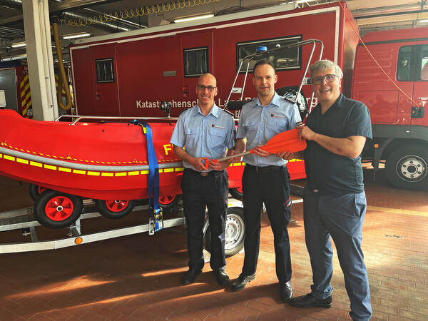 Ortswehrf�hrer Marcel Kurb von der Feuerwache Lehnitz, Oranienburgs Stadtwehrf�hrer Stephan Liedtke und B�rgermeister Alexander Laesicke bei der feierlichen �bergabe des neuen Rettungsbootes (v.l.).