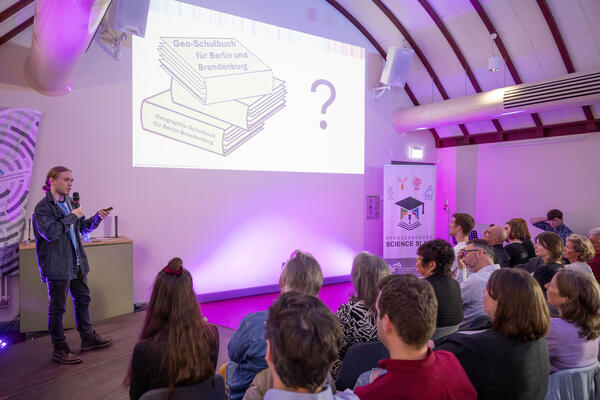 Der 4. Brandenburger Science Slam findet am 16. Mai in der Orangerie statt 