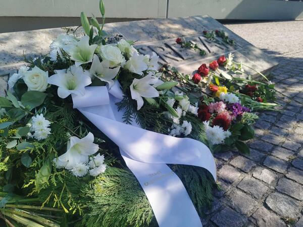 Am Denkmal "Die Anklagende" findet am 8.5.2025 eine Kranzniederlegung aus Anlass des Kriegsendes vor 80 Jahren statt.