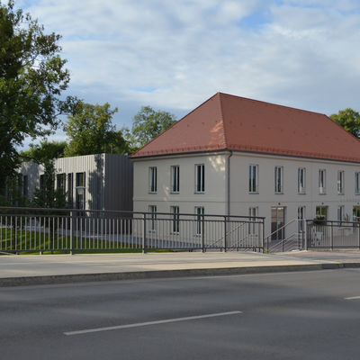 Oranienburger Stadtbibliothek von der Schlossbr&uuml;cke aus gesehen