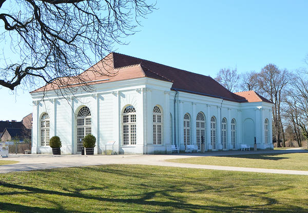 Die Orangerie im Schlosspark Oranienburg in der Au�enansicht vom Park aus gesehen.