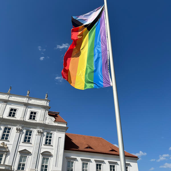 Regenbogenfahne vor dem Schloss Oranienburg