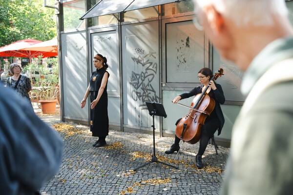 Geschichte sichtbar machen: Theatertour �Unter Nachbarn� entlang der Stolpersteine