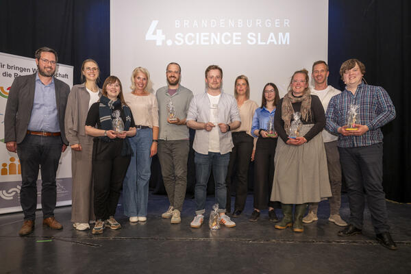 Abschlussfoto der Vortragenden und Mitwirkenden des 4. Brandenburger Science Slam