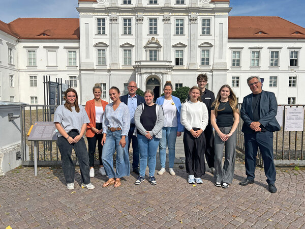 Gruppenfoto vor dem Schloss, dem Sitz der Oranienburger Stadtverwaltung: Die neuen Auszubildenden wurden am 1. September zu Beginn des neuen Ausbildungsjahres 2025 von B�rgermeister und Personalchef begr��t.