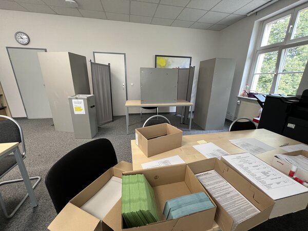 20250910-143_BM-Wahl - Einblick Briefwahllokal