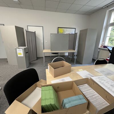 20250910-143_BM-Wahl - Einblick Briefwahllokal